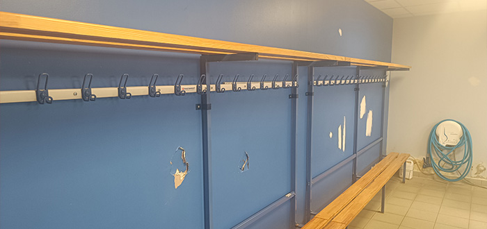 vestiaires rénovés avant